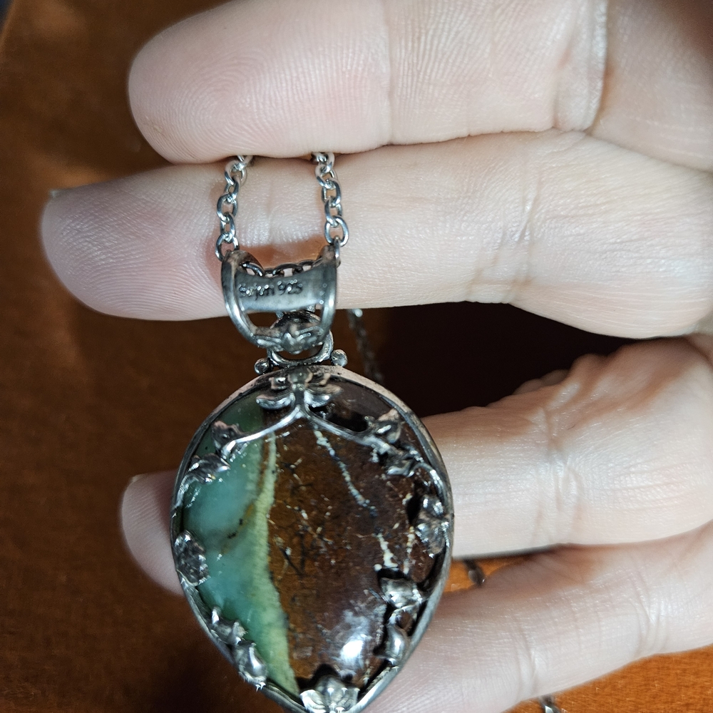 Elegant Silver and Brown Pendant Necklace - Picture 2 of 12
